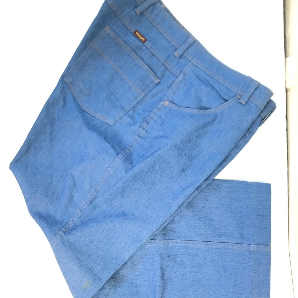 Wrangler Light Wash Jeans w/ spot on knee w/ hook closure Men's 44 x 30